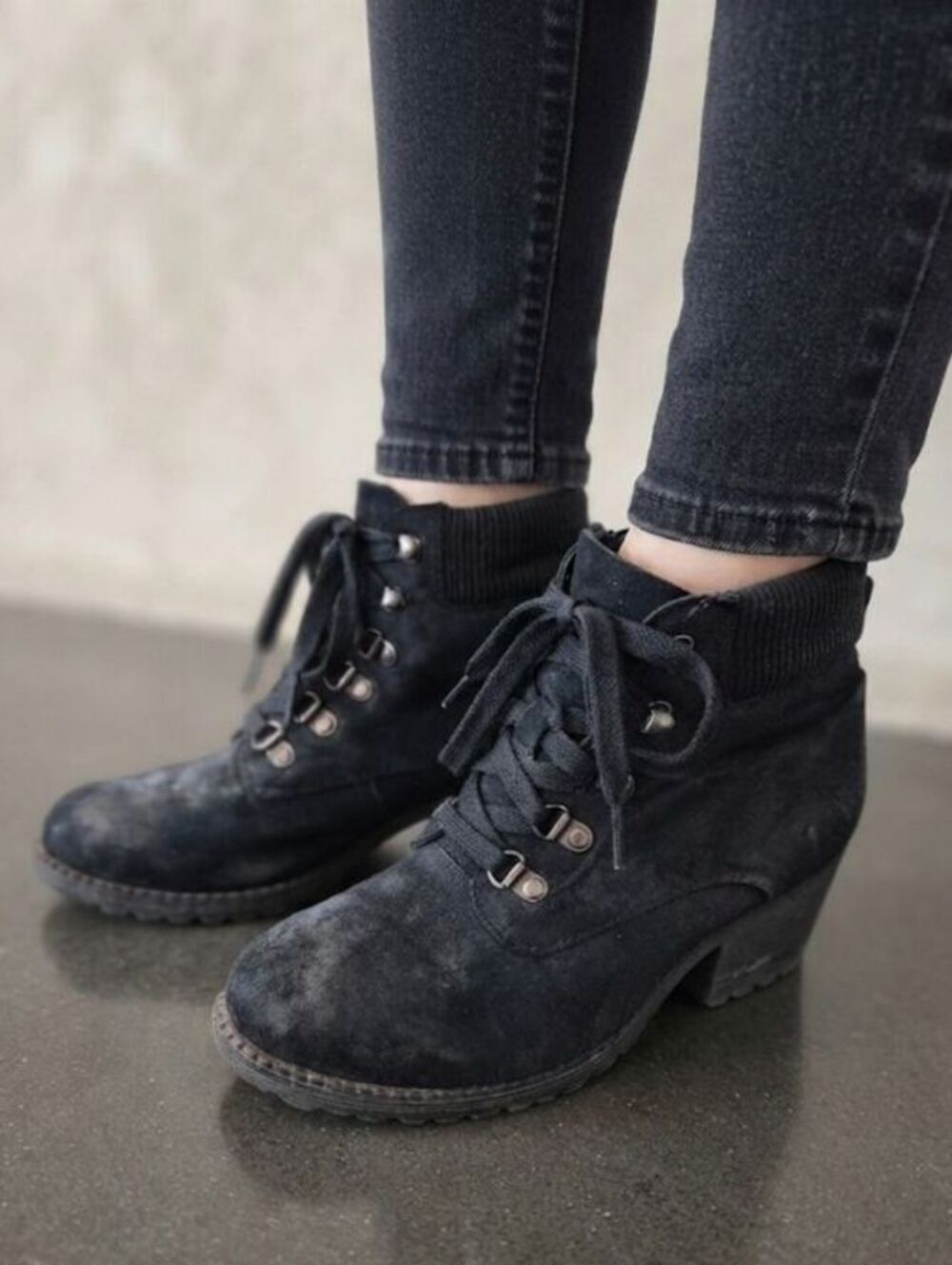 whitemt.  Black Lace-Up Women's Boots size 8.5 m